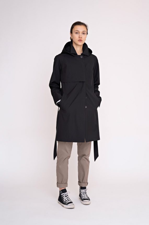 modell i sort ytterjakke fra johnnylove