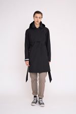 modell i sort ytterjakke fra johnnylove