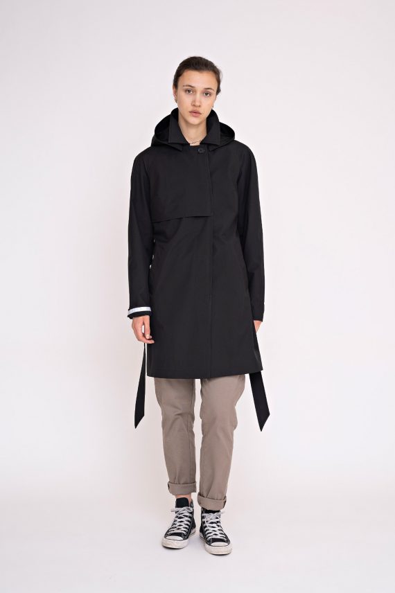 modell i sort ytterjakke fra johnnylove