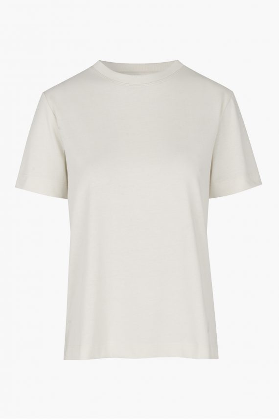 fronten på klasssik beige tee fra samsøe samsøe i kremhvit