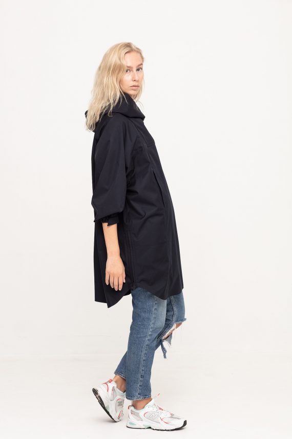 modell med sort regnponcho fra johnnylove