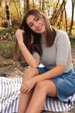 Modell med topp sittende