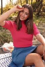 Modell sittende med topp