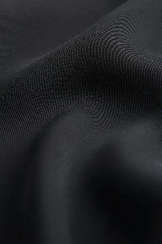 Nærbilde av cupro materiale ionis blouse