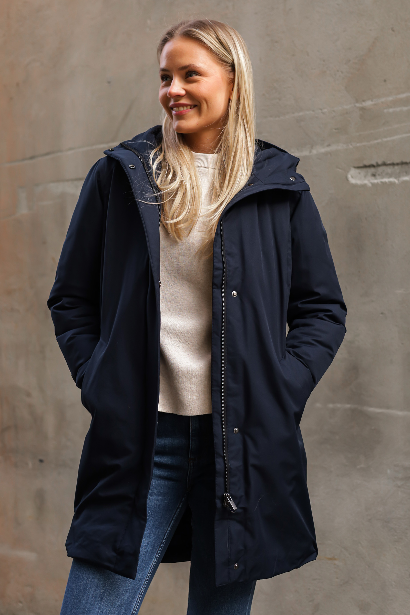 Julia, Mørk Blå