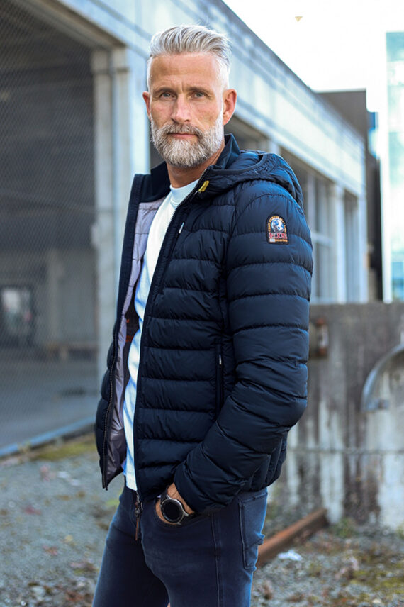 Last Minute, Blue Navy