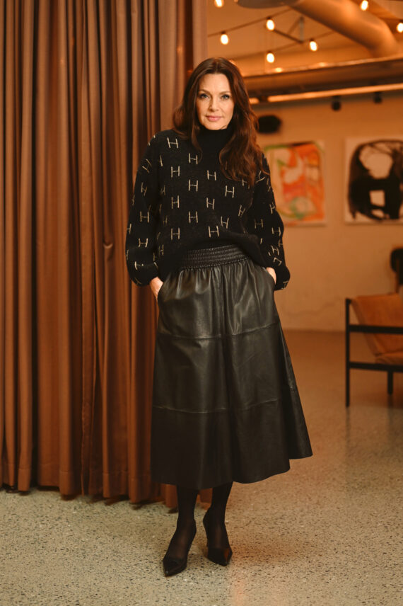 Fam Genser Kort, Sort