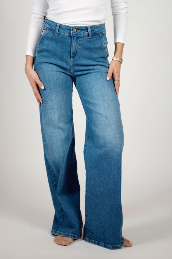 Silvia Den, Angel Saltwater