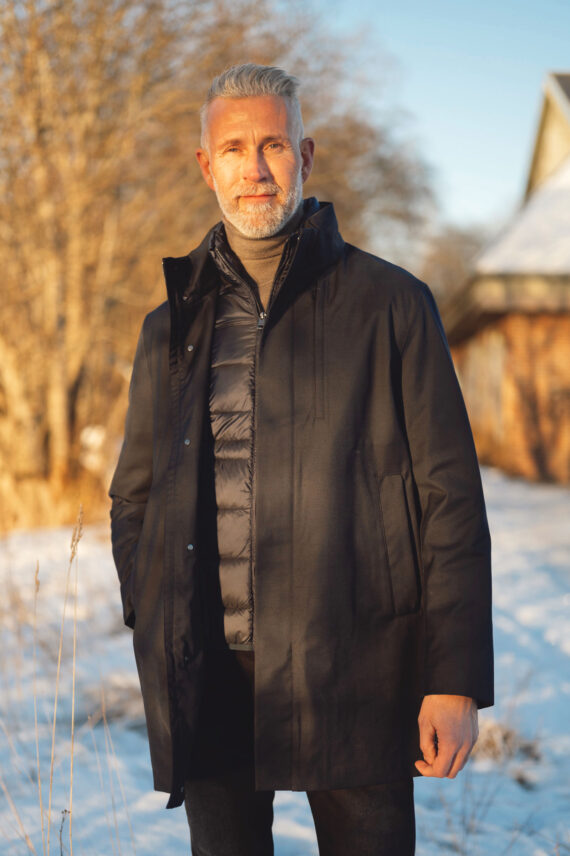 Blake Mio, Mørk Blå