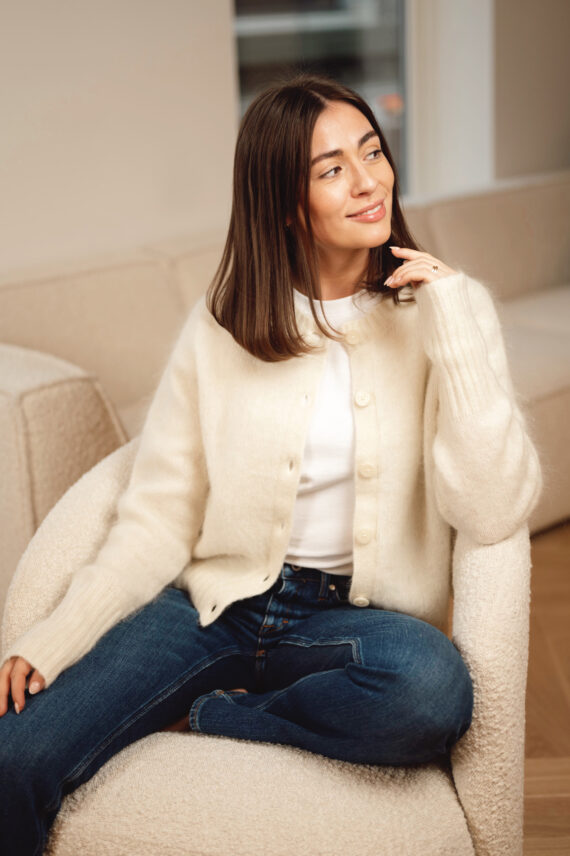 Leonie Cardigan, Alabaster