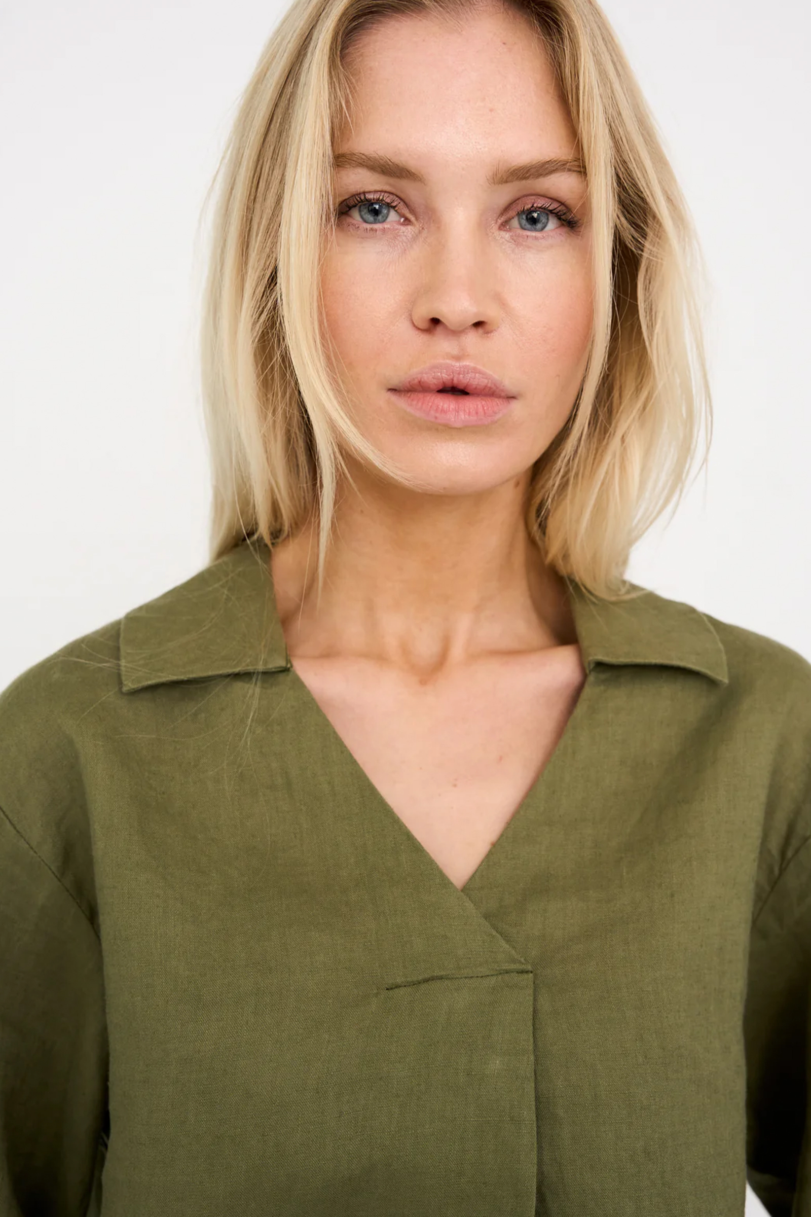 Lina Linen V-Neck, Faded Green - Bilde 2